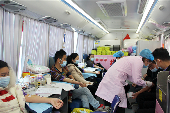 “讓愛暖冬”無償獻(xiàn)血活動走進(jìn)白河縣中廠鎮(zhèn)同心社區(qū)