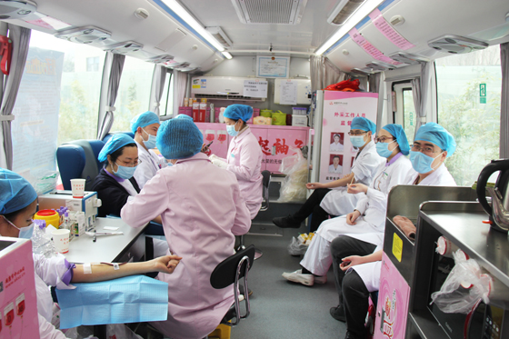 醫(yī)者仁心 大愛(ài)無(wú)疆 挽袖獻(xiàn)血 守護(hù)生命 ——安康市人民醫(yī)院開(kāi)展冬季愛(ài)心獻(xiàn)血活動(dòng)