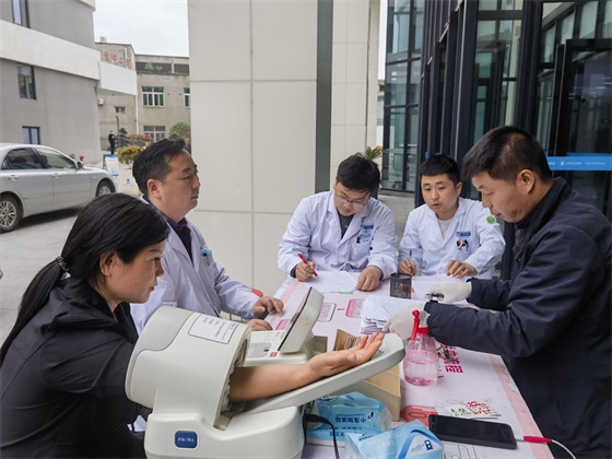 一“臂”之力，踐行醫(yī)者擔(dān)當(dāng)——安康市中心血站聯(lián)合漢濱區(qū)第三人民醫(yī)院開展無償獻(xiàn)血活動(dòng)