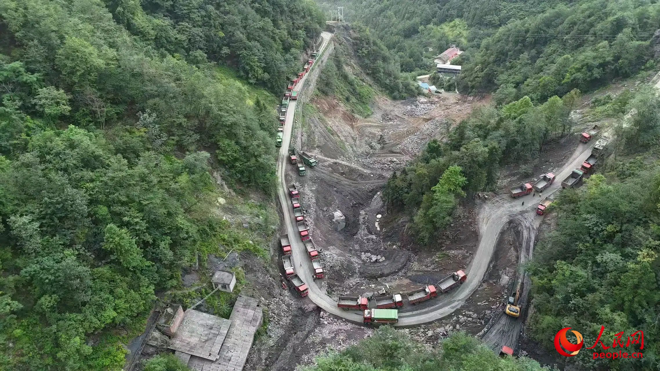清運(yùn)礦渣的卡車停在工區(qū)。受訪者供圖