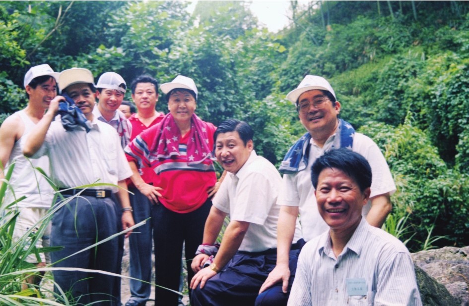 1999年6月，習近平在福州森林公園參加紀念毛主席“發(fā)展體育運動，增強人民體質(zhì)”題詞47周年登山健身活動。（圖片來源：《習近平在福建（下冊）》