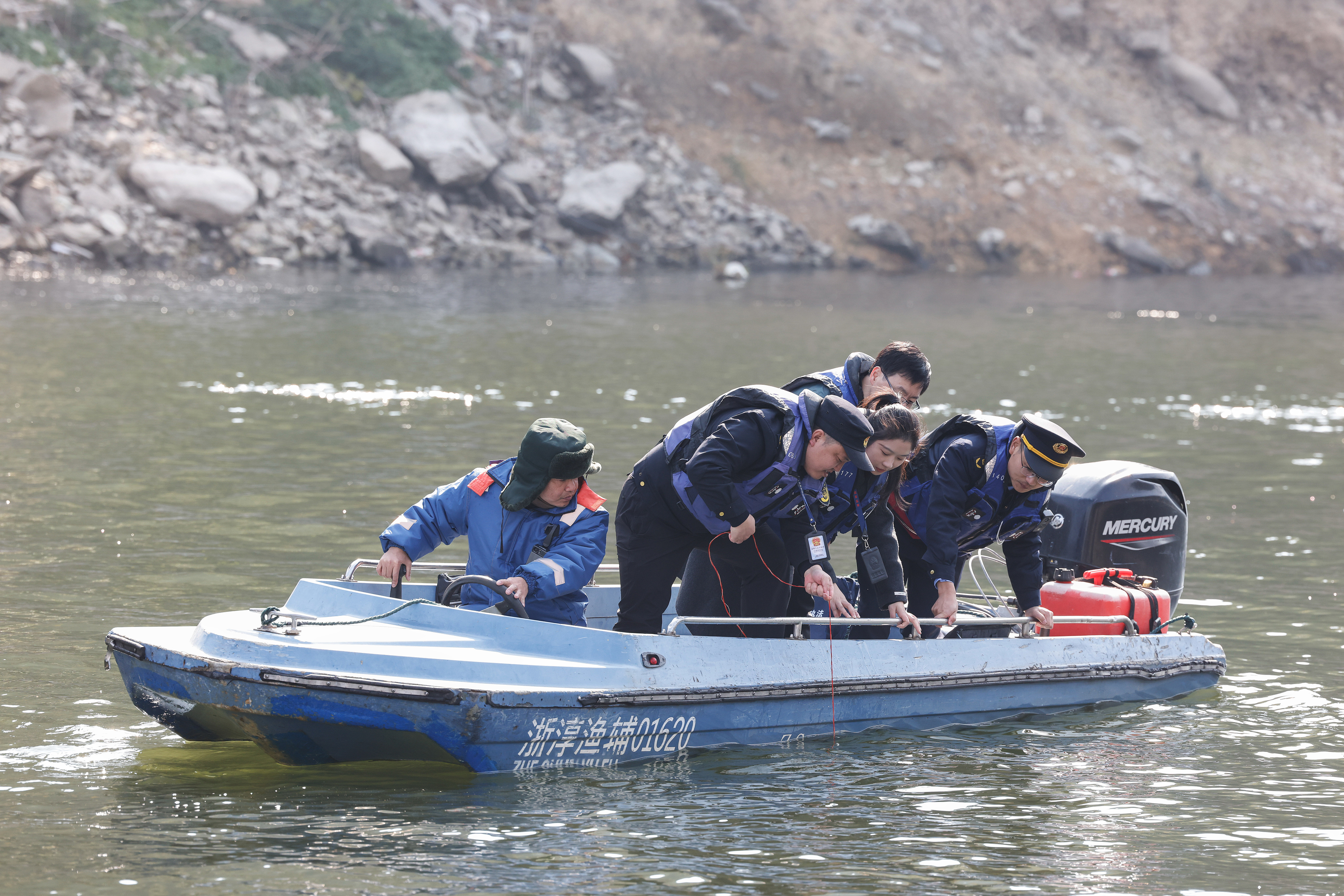 2025年12月4日，浙江杭州淳安縣與安徽黃山歙縣紀檢監(jiān)察干部及綜合行政執(zhí)法人員對浙皖交界的新安江鳩坑口水域進行常態(tài)化巡河，共同保護漁業(yè)資源和水域生態(tài)環(huán)境。