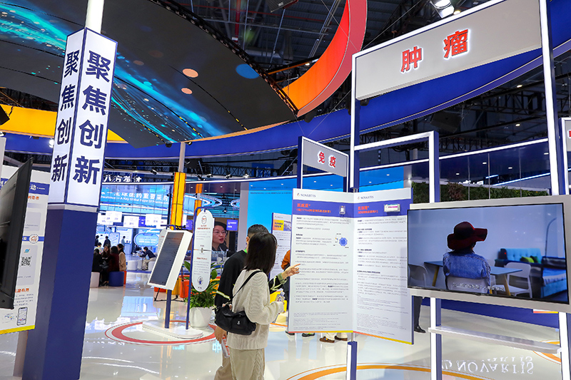 2025年11月9日，上海，第八屆進博會（醫(yī)療器械及醫(yī)藥保健展區(qū)）。