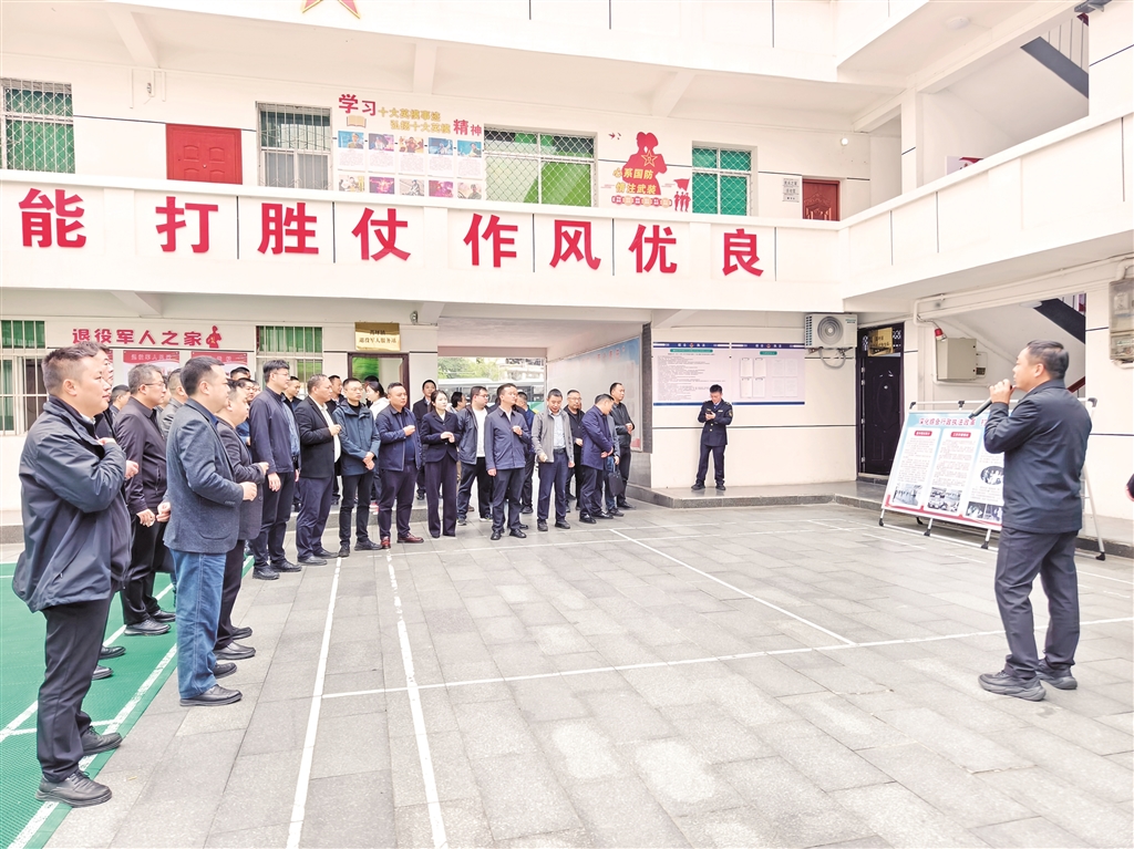 各鎮(zhèn)鎮(zhèn)長(zhǎng)和鎮(zhèn)綜合行政執(zhí)法人員在蒿坪交流學(xué)習(xí)