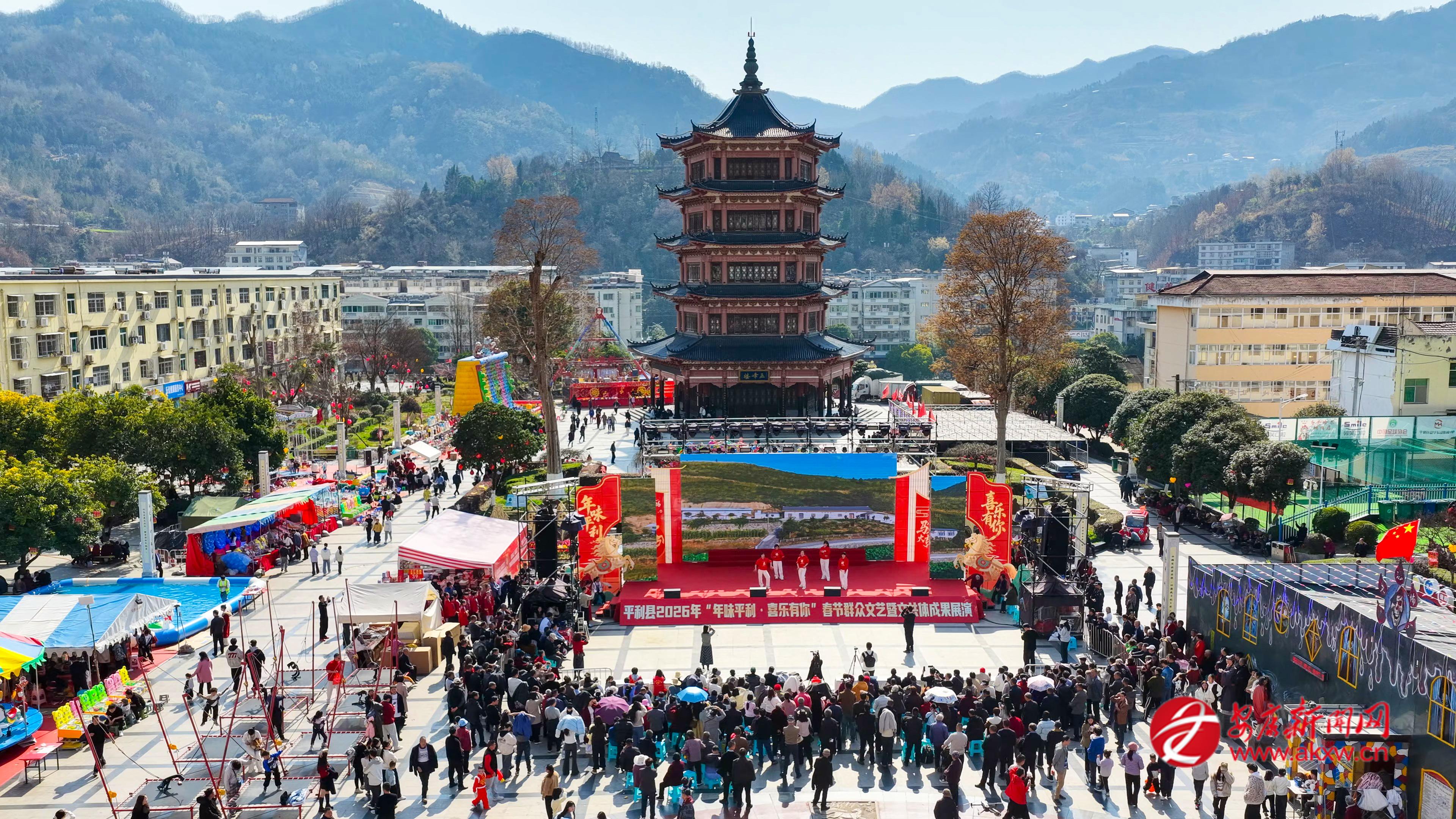 眾多游客駐足觀看