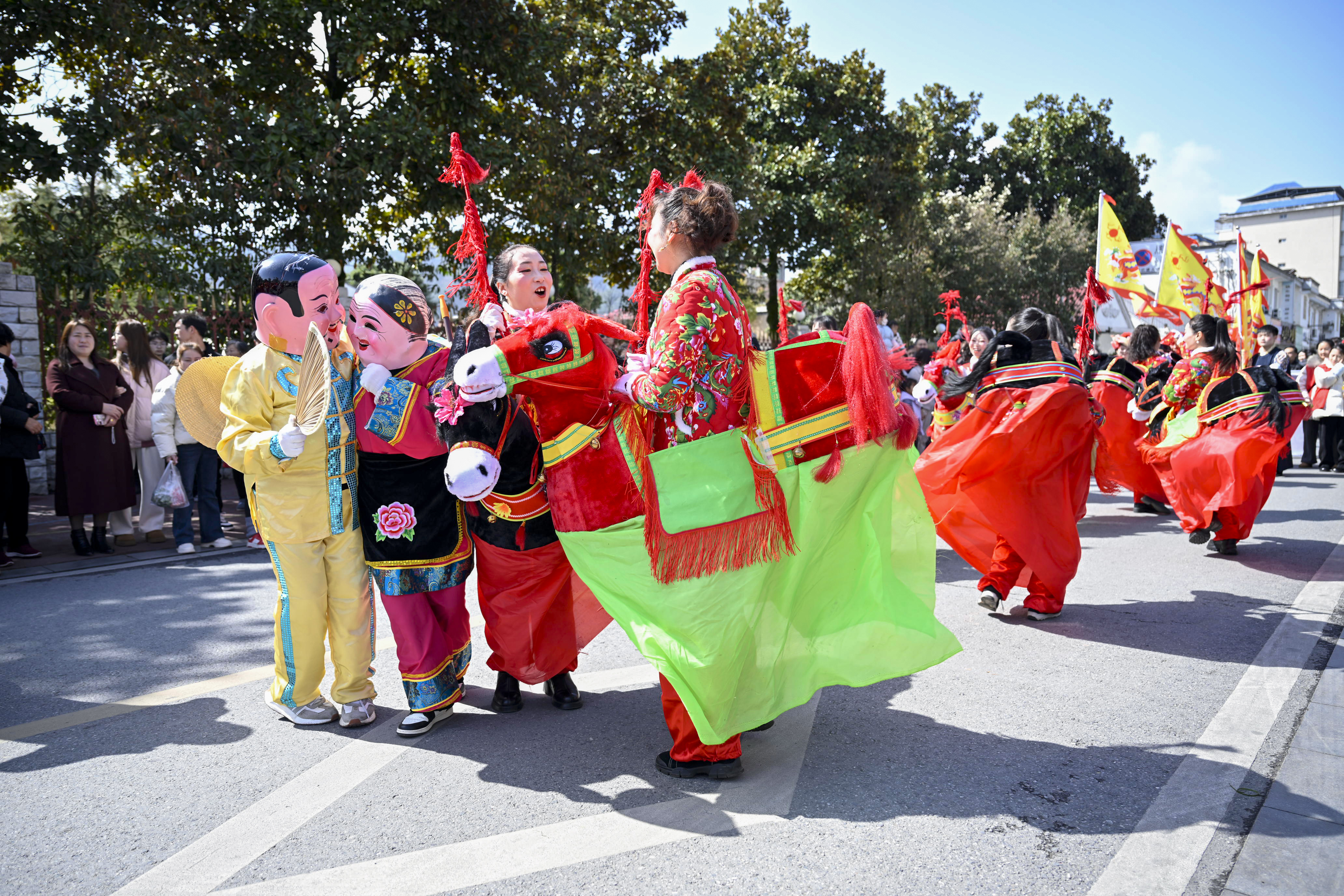 充滿鄉(xiāng)土氣息的節(jié)目深受群眾喜愛(ài)