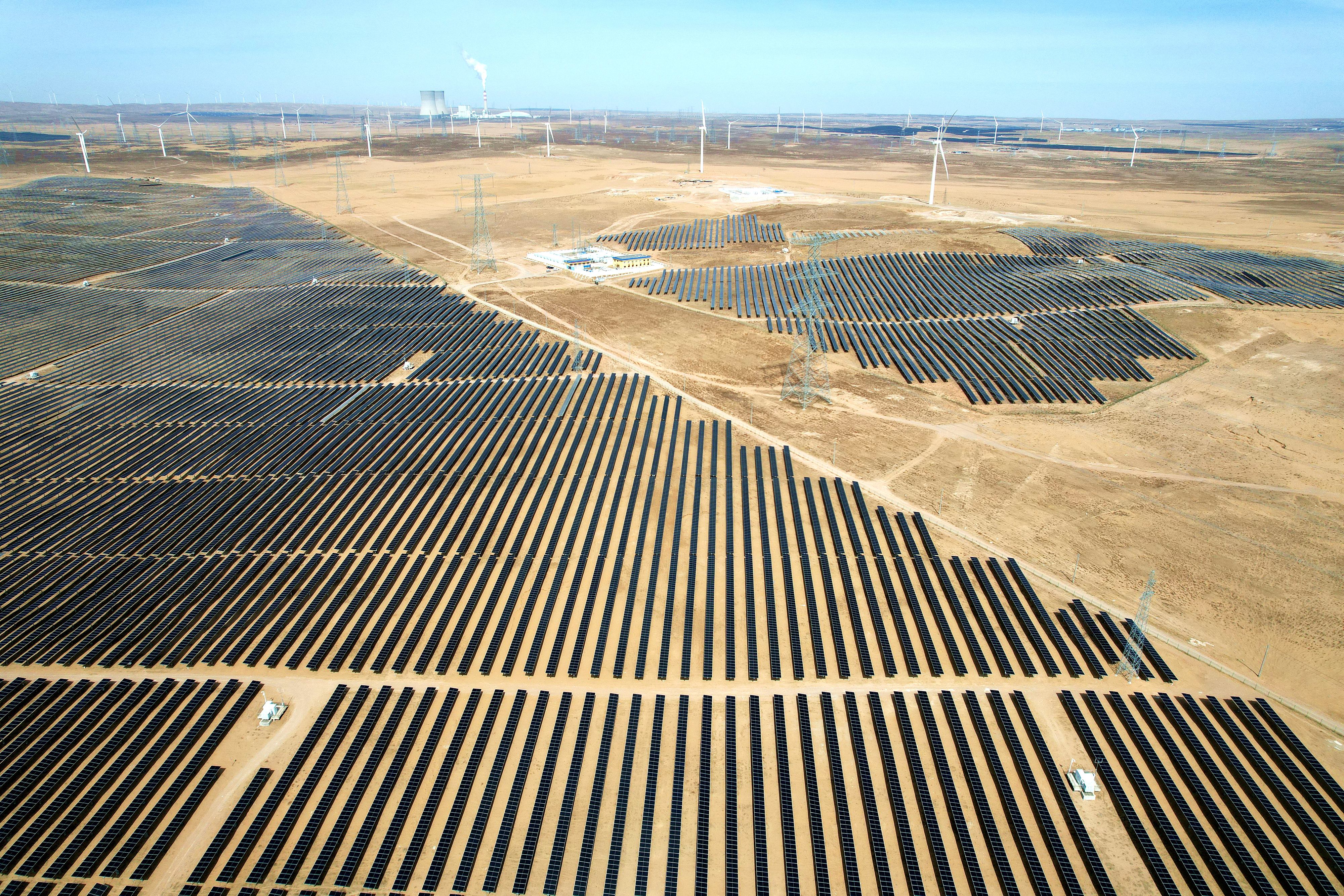 2026年3月18日，寧夏銀川，在靈武市白土崗鄉(xiāng)的一處光伏產(chǎn)業(yè)基地，成片的太陽(yáng)能光伏板匯成一片“藍(lán)色海洋”。